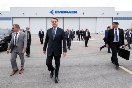 Jair Bolsonaro acompanhado por seguranças na Flórida, nos EUA
