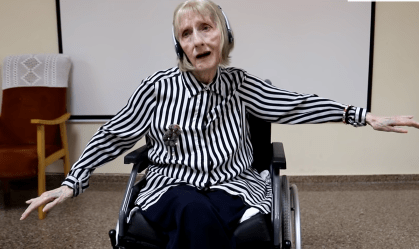 Bailarina com Alzheimer ouve 'O Lago dos Cisnes' e relembra coreografia