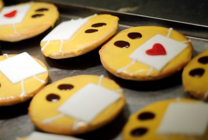 Biscoitos usam máscaras de proteção em uma vitrine na cidade de Dortmund
