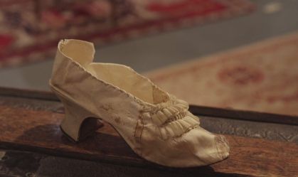 Sapato da rainha francesa Maria Antonieta, avaliado em R$ 65 mil, será leiloado