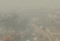 Nuvem de poluição encobre Nova Déli e faz pontos da cidade indiana 'sumirem'