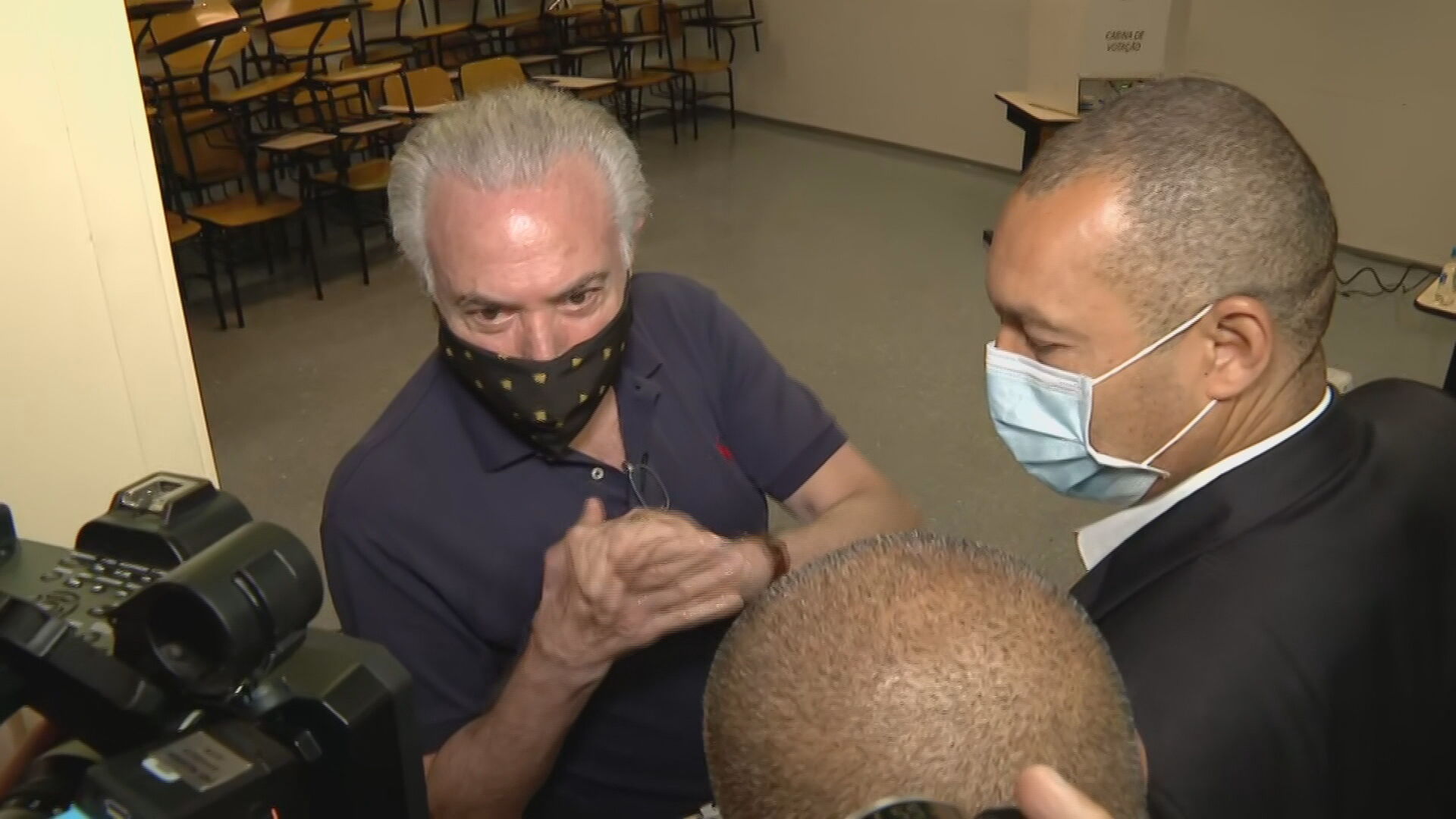 Ex-presidente Michel Temer conversa com jornalistas antes de votar
