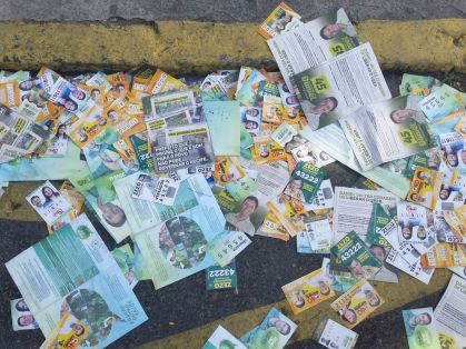 A distribuição de “santinhos” é uma prática comum nas eleições