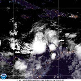 Iota deixou de ser tempestade tropical e se tornou um furacão