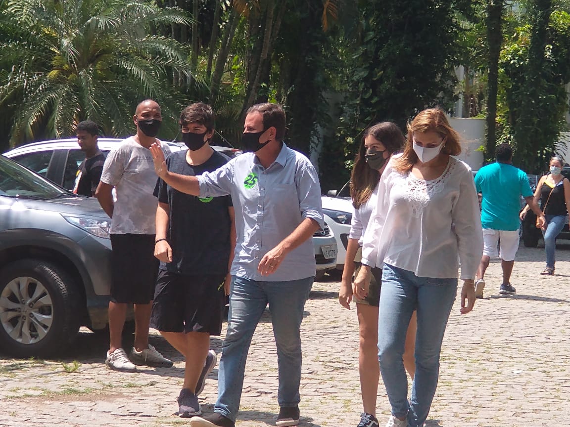 Eduardo Paes e família em votação no Rio
