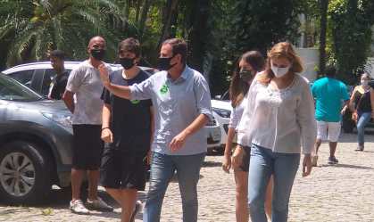 Eduardo Paes vota em clube na Zona Sul do RJ