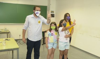 Guilherme Boulos vota na PUC, na Zona Oeste de São Paulo