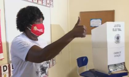 Benedita da Silva vota na Zona Sul do Rio de Janeiro