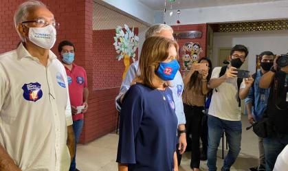 Martha Rocha vota em escola na Tijuca, no Rio