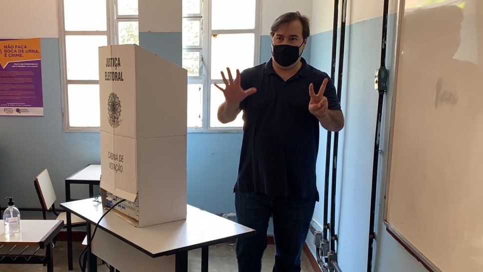 Rodrigo Maia em seção eleitoral
