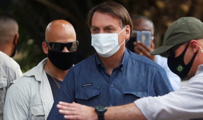 Bolsonaro chega para votar em seção eleitoral no Rio de Janeiro