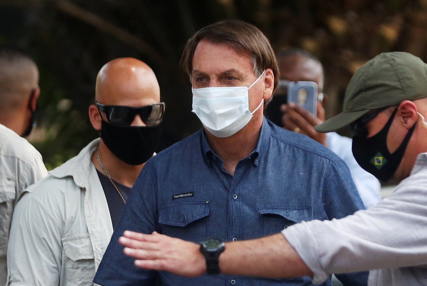 Bolsonaro chega para votar em seção eleitoral no Rio de Janeiro