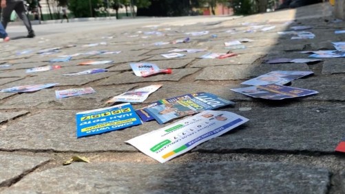 &quot;Santinhos&quot; jogados no chão perto do local de votação