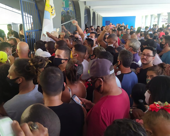 Registros de aglomeração para eleitores votarem em Queimados, na Baixada Flumine