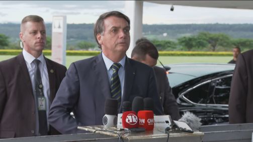 O presidente Jair Bolsonaro fala a jornalistas sobre crise do coronavírus
