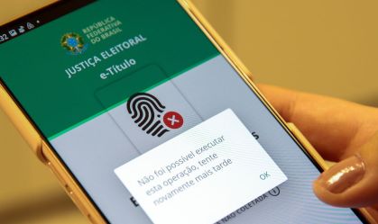 Celular com o aplicativo e-Título aberto