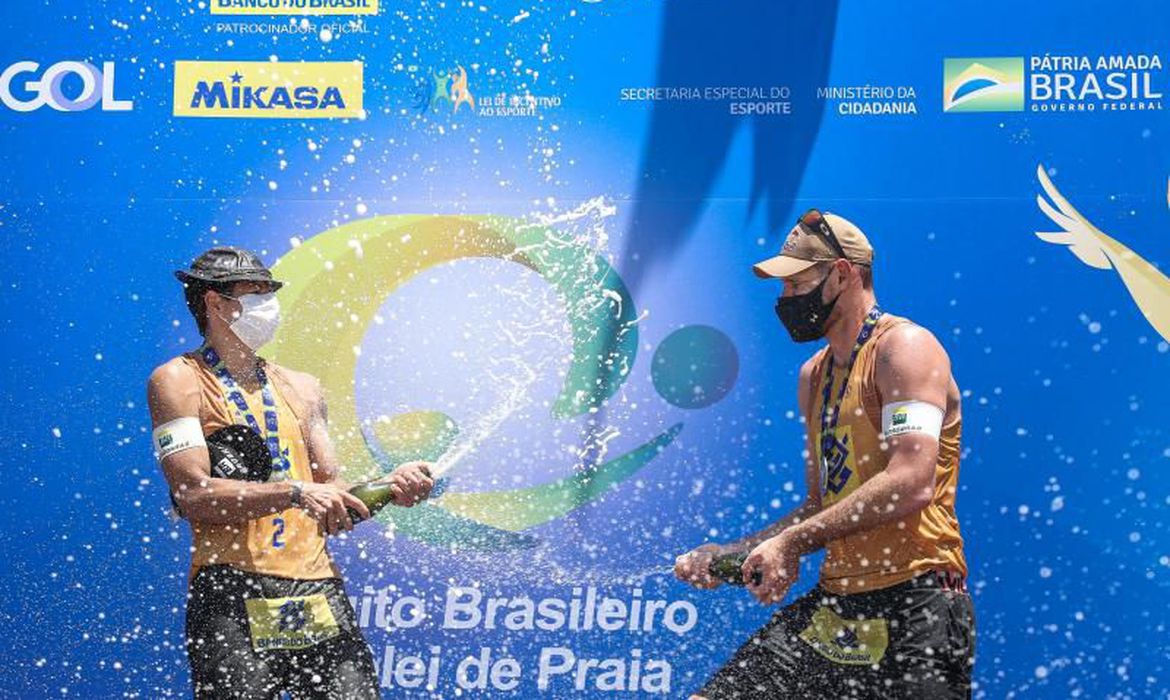Atletas comemoram vitória sobre a dupla Guto e Arthur neste domingo (15)