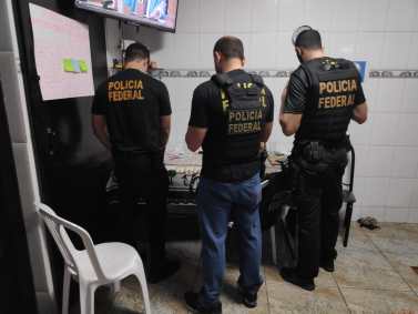 Policiais em delegacia