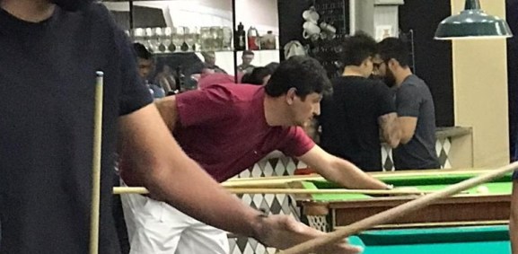 O ex-ministro da Saúde Luiz Henrique Mandetta sem máscara em bar em SP