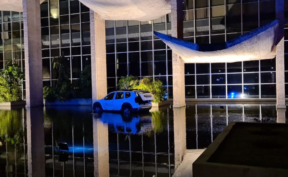 Carro invade o espelho d´água que circunda o Palácio da Justiça, em Brasília