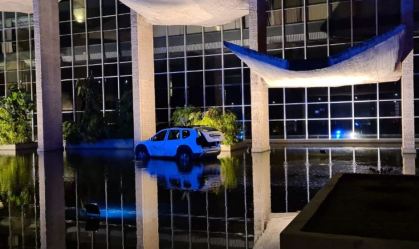 Carro invade espelho d'água do Palácio da Justiça no DF