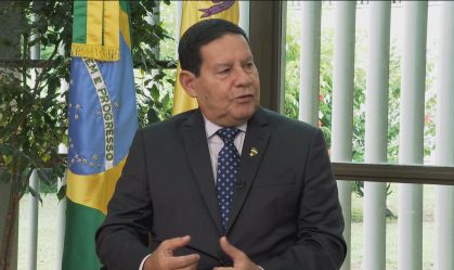 'Sob controle. Só não sabemos de quem', diz Mourão ao sair de posse de Teich