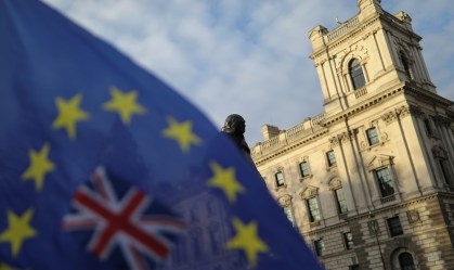 Bandeiras do Reino Unido e União Europeia no lado externo do parlamento
