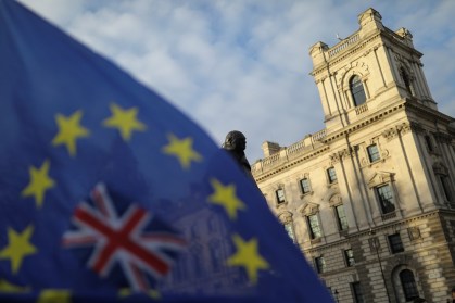 Bandeiras do Reino Unido e União Europeia no lado externo do parlamento