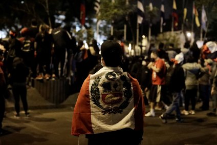 Pessoas se reúnem do lado de fora do Congresso peruano em Lima