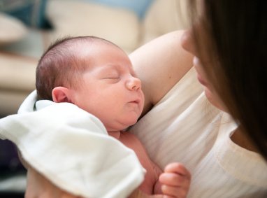 Bebê no colo da mãe