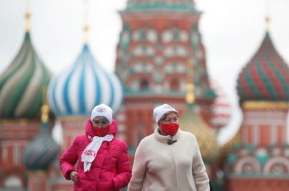 Mulheres de máscara na Praça Vermelha em Moscou