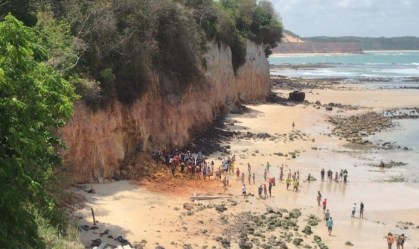 Falésia desaba e mata 3 pessoas na praia de Pipa, no Rio Grande do Norte