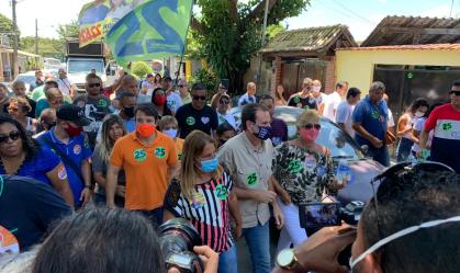 Eduardo Paes faz caminhada em Guaratiba e promete retomar obras na região