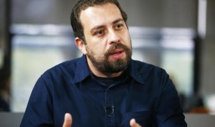 Guilherme Boulos faz caminhada no Centro de São Paulo