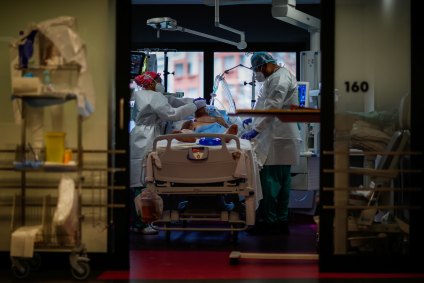 Médicos tratam paciente com Covid-19 nos arredores de Paris, na França