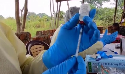 Funcionário da saúde manipula vacina contra ebola
