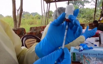Funcionário da saúde manipula vacina contra ebola