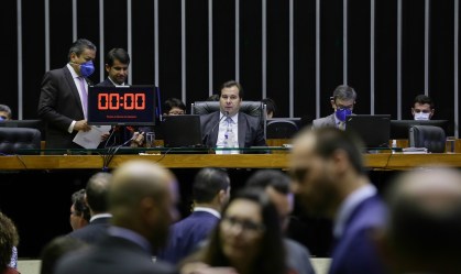 Câmara aprova 'coronavoucher' de R$ 600; mães 'solo' poderão ganhar R$ 1.200