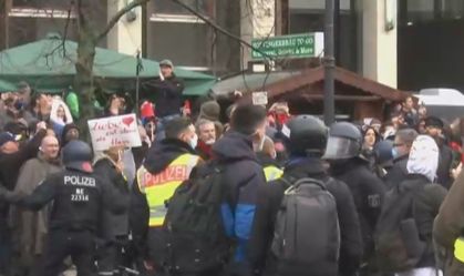 Milhares protestam em Berlim contra medidas restritivas na Alemanha