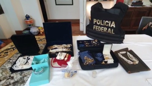 Joias encontradas em um dos endereços alvos da operação