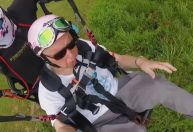 Homem de 105 anos entra para o livro dos recordes ao saltar de parapente
