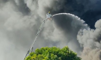Incêndio de grandes proporções atinge loja de pneus em Goiânia