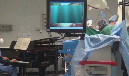 Pianista toca dentro de sala de cirurgia e ajuda na remoção de tumor na medula