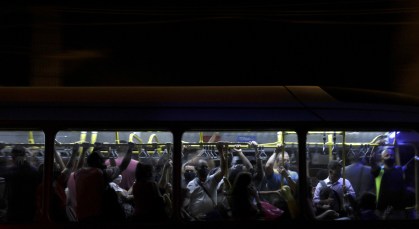 Passageiros em ônibus no Rio de Janeiro em meio à pandemia de Covid-19