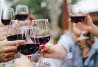 Crise nos bancos faz investidores se voltarem a ativos como vinho e criptomoedas