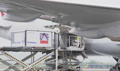 Primeiro lote da vacina Coronavac chega ao Brasil