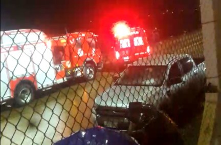 Bombeiros foram acionados após veículo cair na Baía de Guanabara, no Rio