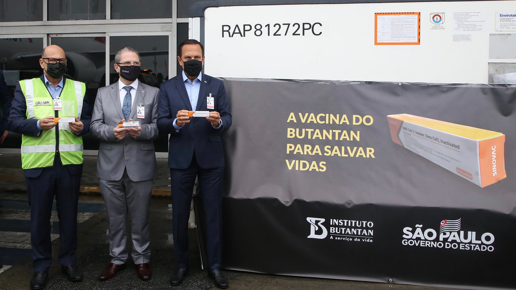 Dimas Covas, Jean Gorinchteyn e João Doria com doses da Coronavac