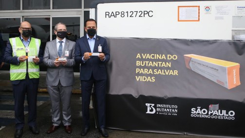 Dimas Covas, Jean Gorinchteyn e João Doria com doses da Coronavac