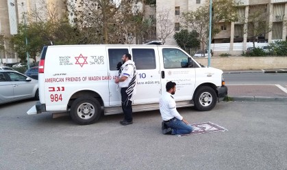 Paramédicos muçulmanos e judeus oram juntos contra a COVID-19 em Israel